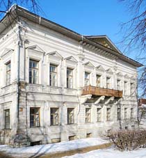 выдержанная классика. белый оштукатуренный фасад